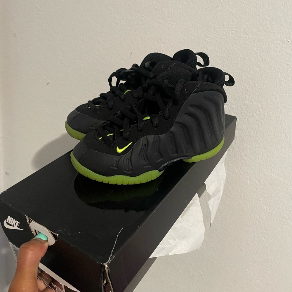 Nike Black and Green Sneakers with Air Max Cushioning